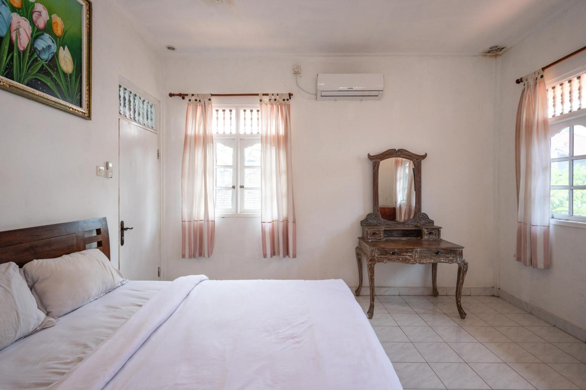 OYO 4003 Ceria Guesthouse Seminyak Bagian luar foto